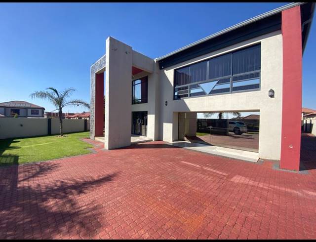 4 BEDROOM HOUSE FOR SALE IN AERORAND